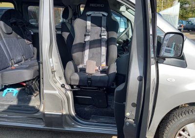 Otočné, výsuvné sedadlo – Recaro – Nissan NV200