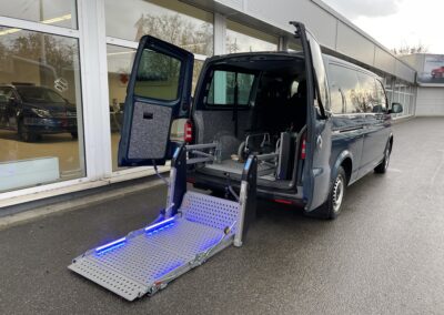 Zvedací plošina Babylift ve VW Transporter s křídlovými dveřmi