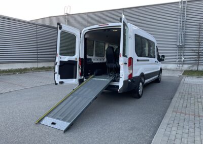 Elektrický Ford Transit pro převoz vozíčkářů i sedících pasažérů