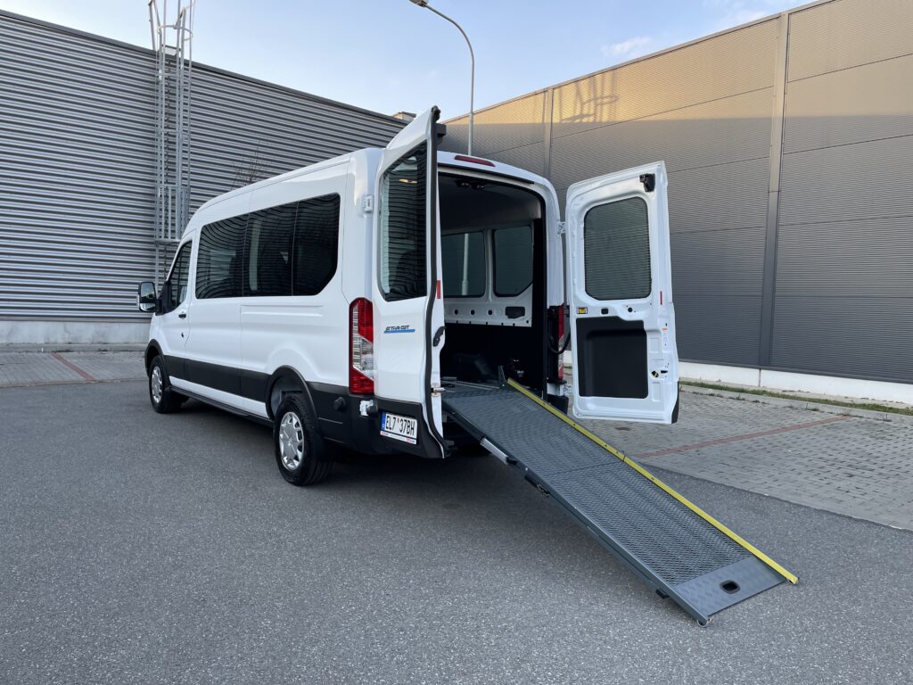 rampa pro najetí vozíčkáře v elektrickém Fordu E-Transit