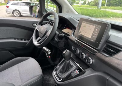 Renault Grand Kangoo s ručním ovládáním, přesedací deskou a jeřábkem pro naložení vozíku