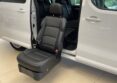 Otočné, výsuvné a sestupné sedadlo s integrovaným bezpečnostním pásem pro pasažéra ve druhé řadě