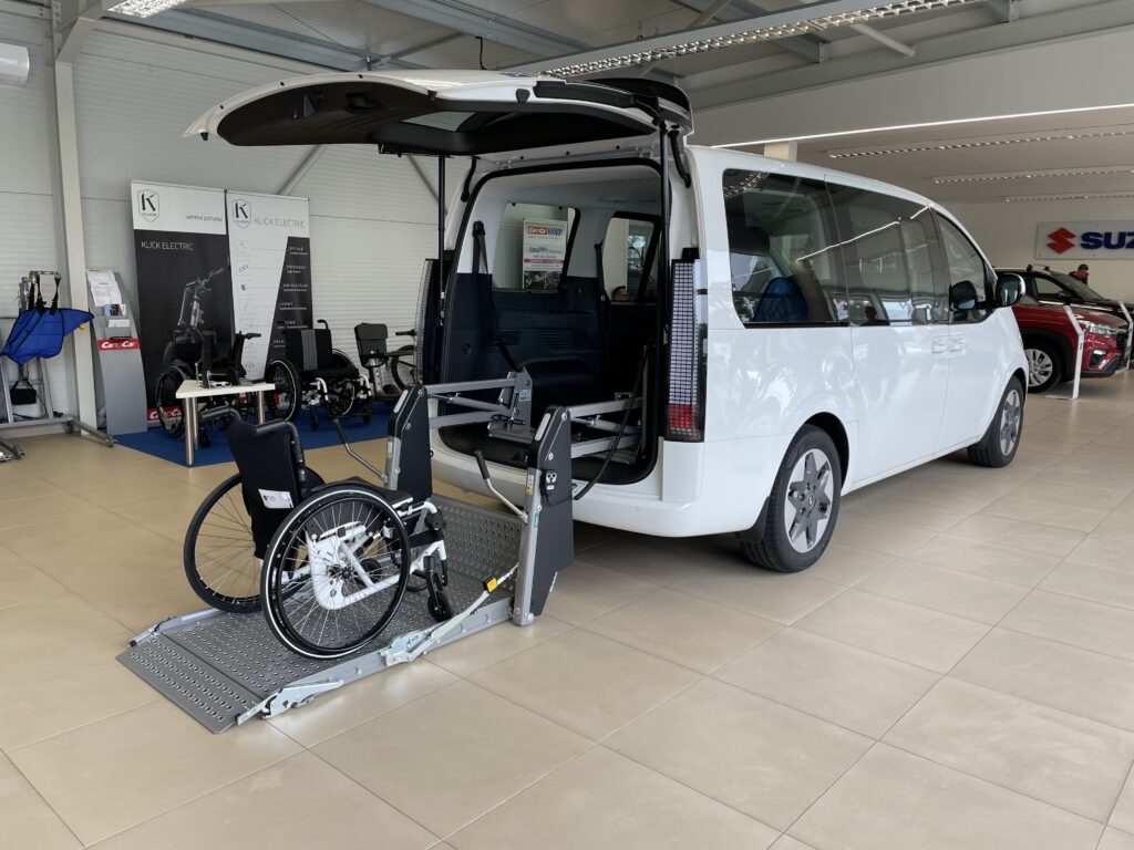 elektrohydraulická zvedací plošina pro naložení invalidního vozíku