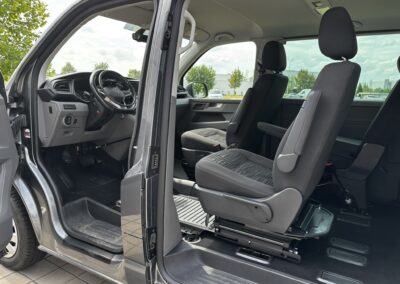Elektrická rampa, otočné sedadlo řidiče a ruční ovládání ve VW Caravelle