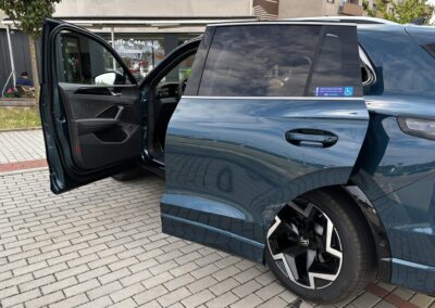 Boční posuvné dveře, ruční ovládání a přesedací deska ve VW Tiguan