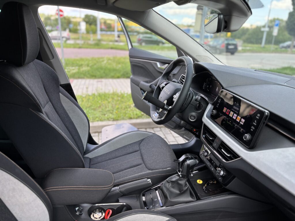 Škoda Scala s ručním řízením